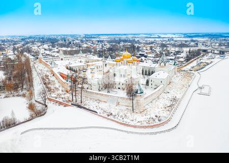 Vue aérienne par drone du monastère orthodoxe de Sainte Trinité Ipatievski pendant l'hiver à Kostroma, Russie. Ancienne ville touristique de l'anneau d'Or Banque D'Images