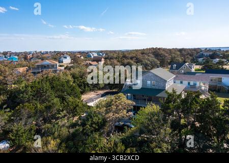 Vue aérienne des maisons de plage entourées par la forêt maritime dans les rives extérieures Banque D'Images