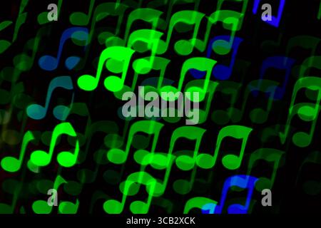 La forme de note de musique bokeh colorée illumine le fond. Fond abstrait de musique mélodique. Banque D'Images