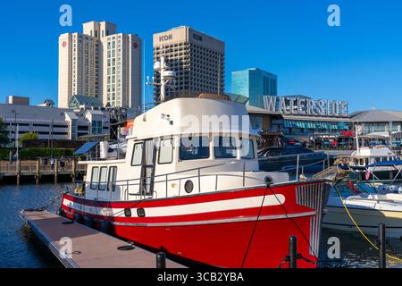 Norfolk Virginie - 19 juin 2022 : un bateau rouge a accosté dans la marina près du centre-ville de Norfolk Virginie pendant l'heure dorée Banque D'Images