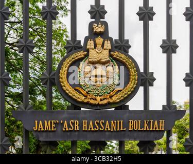 Porte ornée avec emblème et nom 'Jame' ASR Hassanil Bolkiah' à l'entrée latérale de la mosquée Jame' ASR Hassanil Bolkiah, Bandar Seri Begawan, Brunei Banque D'Images