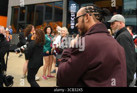 Lewis Hamilton photographié arrivant samedi (troisième jour) du Grand Prix de Grande-Bretagne de formule 1 Qatar Airways sur le circuit de Silverstone à Silverstone, Northamptonshire, Royaume-Uni le vendredi 5 juillet 2025. (Photo par Anthony Stanley) avec : Lewis Hamilton GBR Scuderia Ferrari HP Ferrari SF-25 où : Silverstone, Northamptonshire, Royaume-Uni quand : 05 juil. 2025 crédit : Anthony Stanley/WENN Banque D'Images