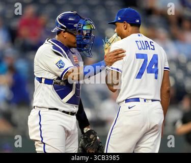 10 MAI 2023 : Salvador Perez (13 ans), receveur des Royals de Kansas City, encourage Jose Cuas (74 ans), lanceur de secours des Royals de Kansas City au Kauffman Stadium de Kansas City, Missouri. Jon Robichaud/CSM. (Crédit image : © Jon Robichaud/CSM via ZUMA Press Wire) Banque D'Images