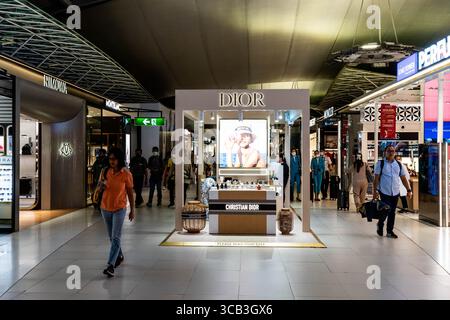 3 juillet 2023, Bangkok, Thaïlande : les passagers passent devant un magasin Dior dans le terminal des départs internationaux de l'aéroport international de Suvarnabhumi (BKK). Le voyage reprend à l'aéroport international Suvarnabhumi (BKK) de Bangkok, Thaïlande le 3 juillet 2023. (Crédit image : © Matt Hunt/ZUMA Press Wire) Banque D'Images