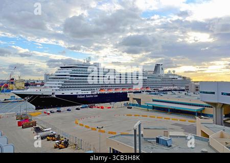 Un grand navire de croisière Holland America a accosté au coucher du soleil au port de Fort Lauderdale, aux États-Unis Banque D'Images