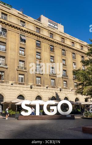 2 mars 2023, Santiago, région métropolitaine de Santiago, Chili : le panneau Santiago sur la Plaza de Armas de San Fernando devant le Portal Fernandez Concha, Santiago, Chili. (Crédit image : © Jon G. Fuller / Vwpics/VW pics via ZUMA Press Wire) Banque D'Images