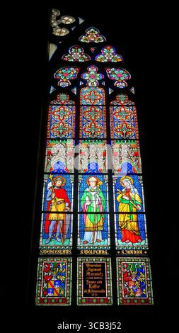 Vitraux colorés de forme inhabituelle de la cathédrale Vitus de Prague, République tchèque Banque D'Images