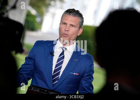 Washington, États-Unis. 07 août 2025. Le secrétaire à la Défense Pete Hegseth s’exprime lors d’une interview télévisée devant la Maison Blanche à Washington, DC le jeudi 7 août 2025. Photo de Yuri Gripas/UPI crédit : UPI/Alamy Live News Banque D'Images