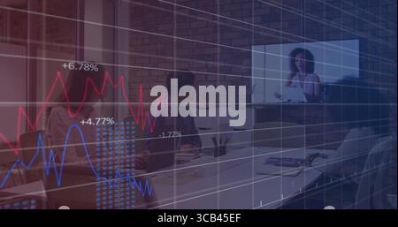 Examen de trois professionnels analysant les tendances du marché sur un écran mural dans une salle de conférence Banque D'Images