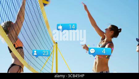 Joueur de volley-ball à pointes portant des vêtements de sport sur le terrain de plage avec des icônes de filet et de superposition, espace copie Banque D'Images