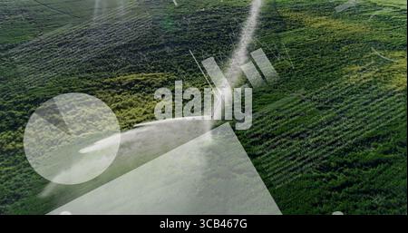 Pulvérisation de panache de brouillard du bras d'arroseur à pivot central sur des champs en vue aérienne, avec graphiques superposés Banque D'Images