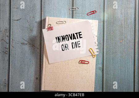 Moniteur dans le bureau moderne avec texte droit des sociétés sur l'écran dans le bureau Banque D'Images