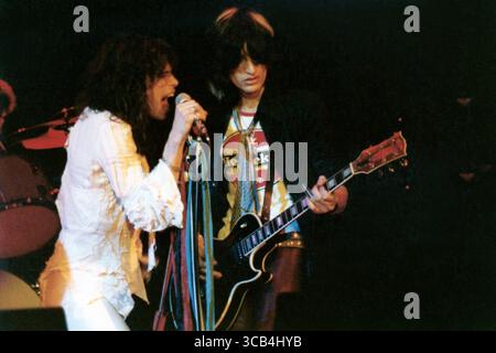 Steven Tyler et Joe Perry, Providence Civic Center, RI. (Crédit image : © Arthur D’Amario III/ZUMA Press Wire) Banque D'Images