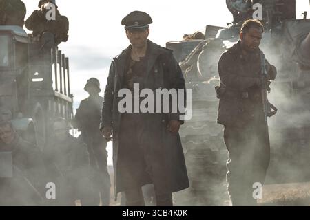 DATE DE SORTIE : 28 avril 2023 TITRE : Sisu STUDIO : Lionsgate RÉALISATEUR : Jalmari Helander INTRIGUE : pendant les derniers jours désespérés de la seconde Guerre mondiale, un prospecteur solitaire (Jorma Tommila) croise des chemins avec les nazis sur une retraite de terre brûlée dans le nord de la Finlande. Quand les nazis volent son or, ils découvrent rapidement qu'ils viennent de s'emmêler avec aucun mineur ordinaire. Bien qu'il n'y ait pas de traduction directe pour le mot finnois 'sisu', cet ex-commando légendaire incarnera ce que sisu signifie : une forme de courage à genoux blancs et une détermination inimaginable face à des obstacles écrasants. Et peu importe ce que les nazis th Banque D'Images