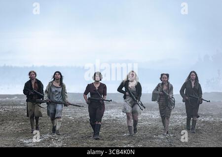 DATE DE SORTIE : 28 avril 2023 TITRE : Sisu STUDIO : Lionsgate RÉALISATEUR : Jalmari Helander INTRIGUE : pendant les derniers jours désespérés de la seconde Guerre mondiale, un prospecteur solitaire (Jorma Tommila) croise des chemins avec les nazis sur une retraite de terre brûlée dans le nord de la Finlande. Quand les nazis volent son or, ils découvrent rapidement qu'ils viennent de s'emmêler avec aucun mineur ordinaire. Bien qu'il n'y ait pas de traduction directe pour le mot finnois 'sisu', cet ex-commando légendaire incarnera ce que sisu signifie : une forme de courage à genoux blancs et une détermination inimaginable face à des obstacles écrasants. Et peu importe ce que les nazis th Banque D'Images