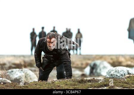 DATE DE SORTIE : 28 avril 2023 TITRE : Sisu STUDIO : Lionsgate RÉALISATEUR : Jalmari Helander INTRIGUE : pendant les derniers jours désespérés de la seconde Guerre mondiale, un prospecteur solitaire (Jorma Tommila) croise des chemins avec les nazis sur une retraite de terre brûlée dans le nord de la Finlande. Quand les nazis volent son or, ils découvrent rapidement qu'ils viennent de s'emmêler avec aucun mineur ordinaire. Bien qu'il n'y ait pas de traduction directe pour le mot finnois 'sisu', cet ex-commando légendaire incarnera ce que sisu signifie : une forme de courage à genoux blancs et une détermination inimaginable face à des obstacles écrasants. Et peu importe ce que les nazis th Banque D'Images