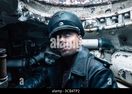 DATE DE SORTIE : 28 avril 2023 TITRE : Sisu STUDIO : Lionsgate RÉALISATEUR : Jalmari Helander INTRIGUE : pendant les derniers jours désespérés de la seconde Guerre mondiale, un prospecteur solitaire (Jorma Tommila) croise des chemins avec les nazis sur une retraite de terre brûlée dans le nord de la Finlande. Quand les nazis volent son or, ils découvrent rapidement qu'ils viennent de s'emmêler avec aucun mineur ordinaire. Bien qu'il n'y ait pas de traduction directe pour le mot finnois 'sisu', cet ex-commando légendaire incarnera ce que sisu signifie : une forme de courage à genoux blancs et une détermination inimaginable face à des obstacles écrasants. Et peu importe ce que les nazis th Banque D'Images