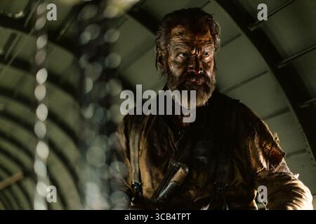 DATE DE SORTIE : 28 avril 2023 TITRE : Sisu STUDIO : Lionsgate RÉALISATEUR : Jalmari Helander INTRIGUE : pendant les derniers jours désespérés de la seconde Guerre mondiale, un prospecteur solitaire (Jorma Tommila) croise des chemins avec les nazis sur une retraite de terre brûlée dans le nord de la Finlande. Quand les nazis volent son or, ils découvrent rapidement qu'ils viennent de s'emmêler avec aucun mineur ordinaire. Bien qu'il n'y ait pas de traduction directe pour le mot finnois 'sisu', cet ex-commando légendaire incarnera ce que sisu signifie : une forme de courage à genoux blancs et une détermination inimaginable face à des obstacles écrasants. Et peu importe ce que les nazis th Banque D'Images