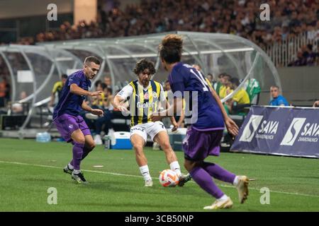 17 août 2023, Maribor, Slovénie : Ivan Brnic (l) de Maribor et Ferdi Kadioglu (C) de Fenerbahce vus en action lors du match de deuxième manche du 3e tour de qualification de l'UEFA Europa Conference League entre Maribor et Fenerbahce au stade Ljudski VRT. Score final ; Maribor 0 :3 Fenerbahce. (Crédit image : © Milos Vujinovic/SOPA images via ZUMA Press Wire) Banque D'Images