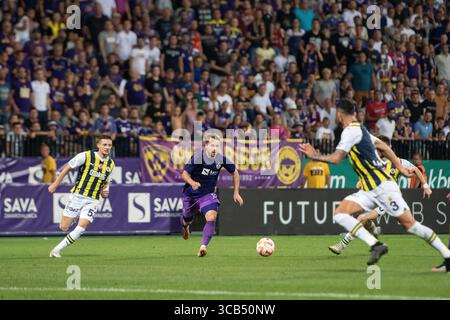 17 août 2023, Maribor, Slovénie : Jan repas (C) de Maribor vu en action lors du match de deuxième manche du 3e tour de qualification de l'UEFA Europa Conference League entre Maribor et Fenerbahce au stade Ljudski VRT. Score final ; Maribor 0 :3 Fenerbahce. (Crédit image : © Milos Vujinovic/SOPA images via ZUMA Press Wire) Banque D'Images