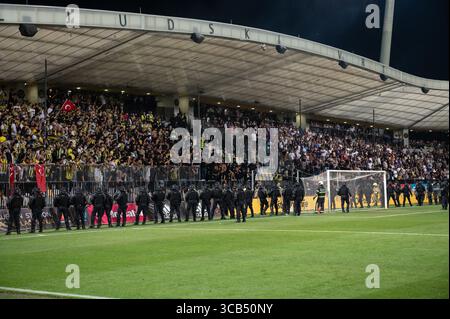 17 août 2023, Maribor, Slovénie : la police anti-émeute prend la garde lors du match de deuxième manche du 3e tour de qualification de l'UEFA Europa Conference League entre Maribor et Fenerbahce au stade Ljudski VRT. Score final ; Maribor 0 :3 Fenerbahce. (Crédit image : © Milos Vujinovic/SOPA images via ZUMA Press Wire) Banque D'Images