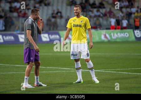 17 août 2023, Maribor, Slovénie : Josip Ilicic (à gauche) de Maribor et Edin Dzeko (à droite) de Fenerbahce se saluent avant le match de deuxième manche du 3e tour de qualification de l'UEFA Europa Conference League entre Maribor et Fenerbahce au stade Ljudski VRT. Score final ; Maribor 0 :3 Fenerbahce. (Crédit image : © Milos Vujinovic/SOPA images via ZUMA Press Wire) Banque D'Images