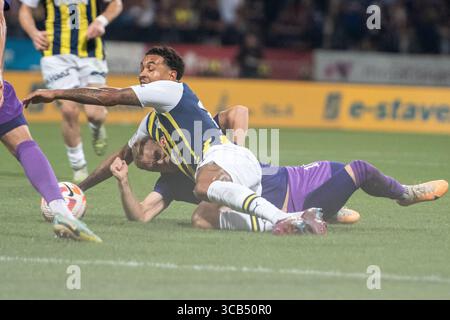 17 août 2023, Maribor, Slovénie : Aljaz Antolin de Maribor et Joshua King de Fenerbahce vus en action lors du match de deuxième manche du 3e tour de qualification de l'UEFA Europa Conference League entre Maribor et Fenerbahce au stade Ljudski VRT. Score final ; Maribor 0 :3 Fenerbahce. (Crédit image : © Milos Vujinovic/SOPA images via ZUMA Press Wire) Banque D'Images