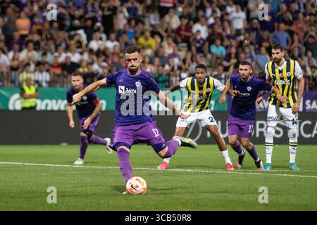 17 août 2023, Maribor, Slovénie : Arnel Jakupovic de Maribor tire un penalty lors du match de deuxième manche du 3e tour de qualification de l'UEFA Europa Conference League entre Maribor et Fenerbahce au stade Ljudski VRT. Score final ; Maribor 0 :3 Fenerbahce. (Crédit image : © Milos Vujinovic/SOPA images via ZUMA Press Wire) Banque D'Images