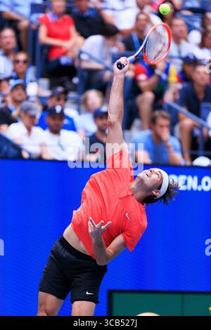 5 septembre 2023, Flushing Meadows, New York, États-Unis : Taylor Fritz sert pendant le 9e jour de l'US Open 2023 qui se tient au Centre national de Tennis Billie Jean King de l'USTA le mardi 5 septembre 2023 dans le quartier Flushing du Queens borough de New York. . JAVIER ROJAS/PI (crédit image : © PI via ZUMA Press Wire) Banque D'Images