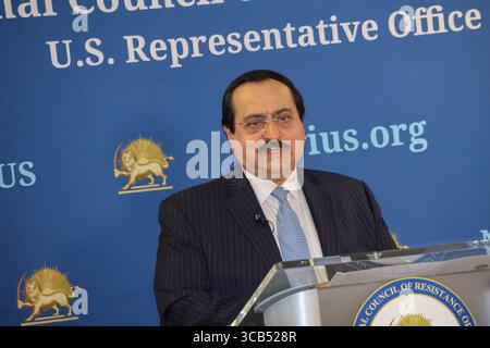 Washington, États-Unis. 07 août 2025. Alireza Jafarzadeh est vu parler au NCRI-U.S. Conférence de presse du bureau de représentation, où il a appelé à la fermeture des ambassades iraniennes, à la désignation du MOIS et du CGRI comme entités terroristes, et à la poursuite des membres du régime. Le Conseil national de la résistance de l'Iran-États-Unis Le bureau de représentation a tenu une conférence de presse dévoilant des renseignements détaillés sur la structure de commandement terroriste du régime iranien à l'étranger. Crédit : SOPA images Limited/Alamy Live News Banque D'Images