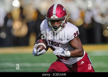 25 NOVEMBRE 2021 : Troy Trojans Running Back Kimani Vidal (28) se déroule lors d'un match de football universitaire entre les Southern Miss Golden Eagles et les Troy Trojans au M.M. Roberts Stadium à Hattiesburg, Mississippi. Bobby McDuffie/CSM (crédit image : Banque D'Images