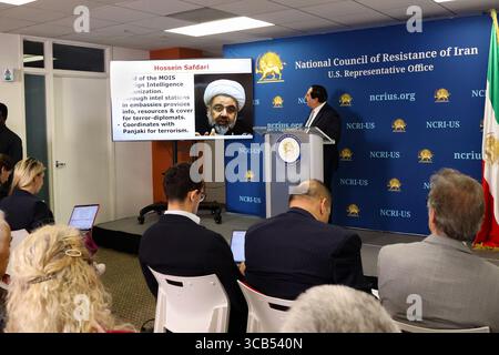 Alireza Jafarzadeh est vu révéler Hossein Safdari, chef de l'Organisation du renseignement étranger du ministère iranien, accusé d'avoir utilisé les ambassades pour fournir une couverture, des ressources et des renseignements aux diplomates terroristes, et de coordonner avec Panjaki des opérations terroristes à l'étranger. Le Conseil national de la résistance de l'Iran-États-Unis Le bureau de représentation a tenu une conférence de presse dévoilant des renseignements détaillés sur la structure de commandement terroriste du régime iranien à l'étranger. (Photo Siavosh Hosseini/SOPA images/Sipa USA) Banque D'Images