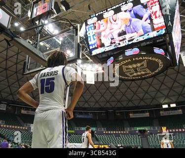 22 décembre 2023 : le garde de Portland Tyler Harris (15 ans) se prépare à entrer le ballon lors du match de basket-ball Diamond Head Classic de Hawaiian Airlines entre les pilotes du Massachusetts Minutemen et de Portland à Sofi Arena dans le Stan Sheriff Center à Honolulu, Hawaï. Glenn Yoza/CSM (crédit image : © Glenn Yoza/CSM via ZUMA Press Wire) Banque D'Images