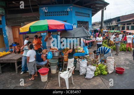 7 mars 2008, Belen, Pérou : scènes de marché, Iquitos, la plus grande ville de la forêt tropicale péruvienne, Pérou, Amérique du Sud... Iquitos est la capitale de la province péruvienne de Maynas et de la région de Loreto. C'est la plus grande métropole de l'Amazonie péruvienne, à l'est des Andes, ainsi que la neuvième ville la plus peuplée du Pérou. Iquitos est la plus grande ville du monde qui ne peut être atteinte par la route qui n'est pas sur une île ; elle est seulement accessible par la rivière et l'air. Elle est connue comme la capitale de l'Amazonie péruvienne. La ville est située dans les grandes plaines du bassin amazonien, alimentées par l'Amazone, Nanay et Itaya R Banque D'Images