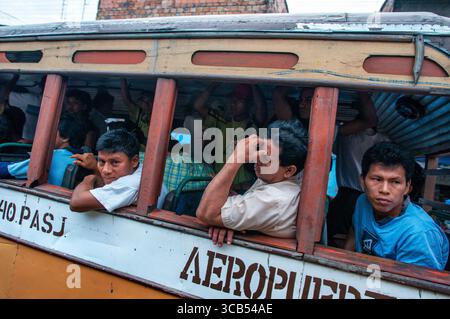 7 mars 2008, Belen, Pérou : bus public en bois à Iquitos, Pérou, Amérique du Sud...Iquitos est la capitale de la province péruvienne de Maynas et de la région de Loreto. C'est la plus grande métropole de l'Amazonie péruvienne, à l'est des Andes, ainsi que la neuvième ville la plus peuplée du Pérou. Iquitos est la plus grande ville du monde qui ne peut être atteinte par la route qui n'est pas sur une île ; elle est seulement accessible par la rivière et l'air. Elle est connue comme la capitale de l'Amazonie péruvienne. La ville est située dans les grandes plaines du bassin amazonien, alimentées par les rivières Amazone, Nanay et Itaya. Dans l'ensemble, il constitue l'Iqui Banque D'Images