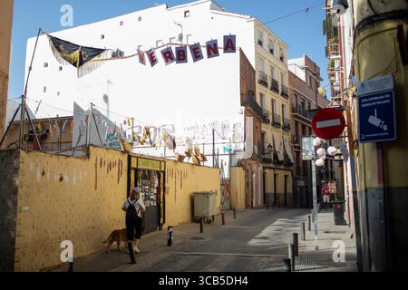 Madrid, Espagne. 07 août 2025. Des ornements avec le mot 'verveine' ornent une rue pendant les festivités patronnées de San Cayetano à Madrid, qui sont traditionnellement célébrées aux côtés de celles de San Lorenzo et de la Paloma dans le quartier Lavapies dans le centre-ville. Crédit : SOPA images Limited/Alamy Live News Banque D'Images