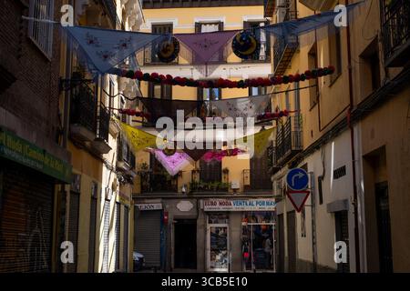 Madrid, Espagne. 07 août 2025. Les châles traditionnels de Madrid ornent la rue Oso lors des festivités du saint patron de San Cayetano à Madrid, qui sont traditionnellement célébrées aux côtés de celles de San Lorenzo et de la Paloma dans le quartier Lavapies dans le centre-ville. Crédit : SOPA images Limited/Alamy Live News Banque D'Images