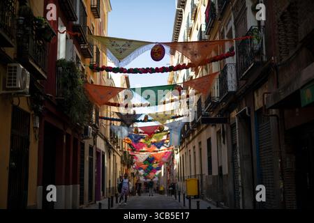 Madrid, Espagne. 07 août 2025. Les châles traditionnels de Madrid ornent la rue Oso lors des festivités du saint patron de San Cayetano à Madrid, qui sont traditionnellement célébrées aux côtés de celles de San Lorenzo et de la Paloma dans le quartier Lavapies dans le centre-ville. Crédit : SOPA images Limited/Alamy Live News Banque D'Images