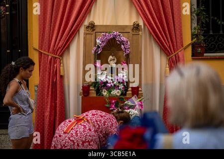 Madrid, Espagne. 07 août 2025. Une image de San Cayetano sur un autel pendant les festivités patronnées de San Cayetano à Madrid, qui sont traditionnellement célébrées aux côtés de celles de San Lorenzo et de la Paloma dans le quartier Lavapies dans le centre-ville. Crédit : SOPA images Limited/Alamy Live News Banque D'Images