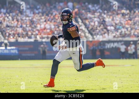 3 octobre 2023 : le quarterback Justin Fields des Chicago Bears survole le terrain avant de lancer une passe de touchdown au deuxième quart-temps contre les Broncos de Denver à Soldier Field le 1er octobre 2023 à Chicago. (Crédit image : © Armando L. Sanchez/Chicago Tribune via ZUMA Press Wire) Banque D'Images
