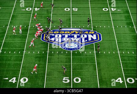 29 décembre 2023 : L'attaque des Buckeyes de l'État de l'Ohio s'aligne contre la défense des Missouri Tigers autour du milieu de terrain au troisième quart-temps du match de football universitaire Goodyear Cotton Bowl au AT&T Stadium d'Arlington, Texas. Austin McAfee/CSM (image de crédit : Banque D'Images