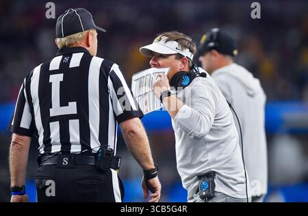 29 décembre 2023 : L'entraîneur des Missouri Tigers Eliah Drinkwitz parle à un arbitre au troisième quart-temps du match de football universitaire Goodyear Cotton Bowl contre les Buckeyes de l'État de l'Ohio au AT&T Stadium d'Arlington, Texas. Austin McAfee/CSM (image de crédit : Banque D'Images