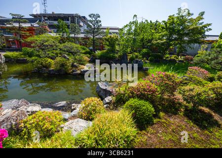 Le temple Sanjūsangen-dō, Sanjusangendomaw, abrite un jardin japonais paisible doté d'une verdure vibrante, d'un étang calme et d'éléments architecturaux traditionnels Banque D'Images