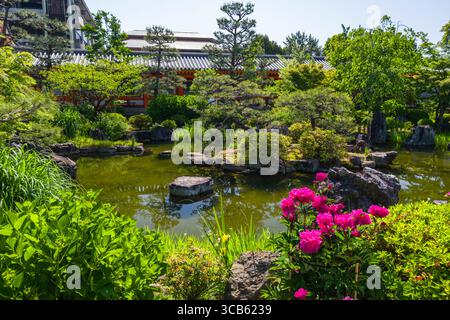 Un jardin japonais paisible avec un étang tranquille entouré de verdure luxuriante au temple Sanjūsangen-dō. Le paysage harmonieux respire le calme et na Banque D'Images