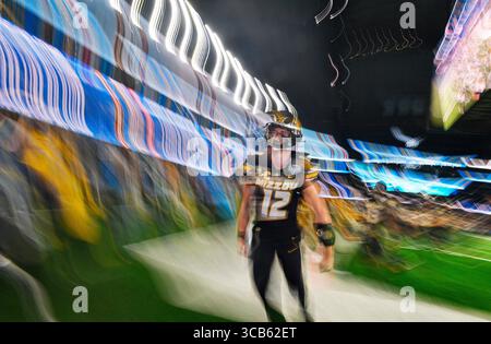 29 décembre 2023 : Brady Cook, quarterback des Missouri Tigers, quitte le terrain avant le match de football universitaire du Goodyear Cotton Bowl contre les Buckeyes de l'État de l'Ohio au AT&T Stadium d'Arlington, Texas. Austin McAfee/CSM (image de crédit : Banque D'Images