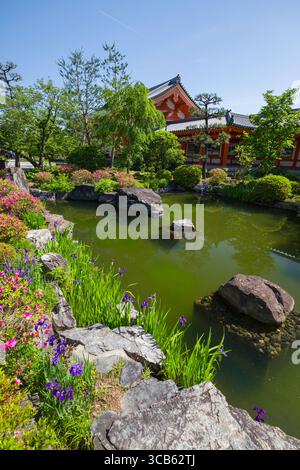 Le jardin du temple Sanjūsangen-dō dispose d''un étang tranquille entouré de fleurs vibrantes et d''une végétation luxuriante. L'architecture traditionnelle améliore le calme Banque D'Images