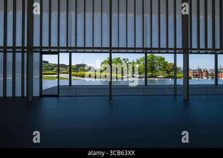 L'intérieur de l'aile Heisei Chishinkan avec de grandes fenêtres en verre offre une vue sereine sur un parc magnifiquement aménagé et un plan d'eau tranquille. Kyoto Natio Banque D'Images