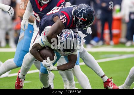 31 décembre 2023 : le linebacker des Texans de Houston Christian Harris (48) affronte Tyjae Spears (32) lors d'un match entre les Titans du Tennessee et les Texans de Houston à Houston, Texas. ..Trask Smith/CSM (crédit image : © Trask Smith/CSM via ZUMA Press Wire) Banque D'Images