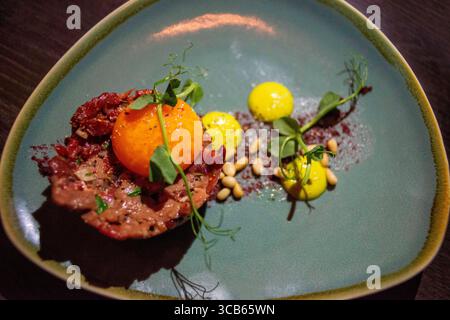 21 février 2019, norvège du Nord, Norvège : Steak tartare style norvégien dans le restaurant Blomsterbua Mat & vin à Mosjoen Norvège. Cuisine norvégienne traditionnelle. (Crédit image : © Sergi Reboredo/ZUMA Press Wire) Banque D'Images