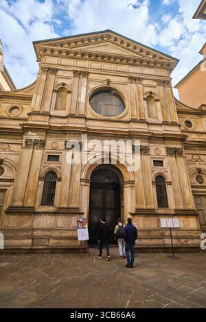 Vue extérieure de la façade de l'entrée avant design, style, architecture. À l'église de Santa Maria à côté de San Satiro à Milan, Italie. Banque D'Images